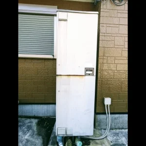 電気温水器 立ち姿